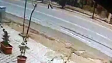 Otomobilin Yayaya Çarpma Anı Güvenlik Kamerasında