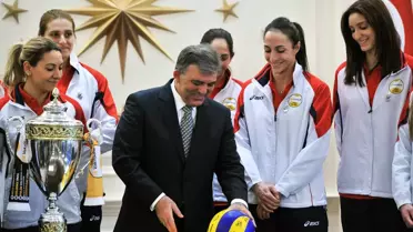 Cumhurbaşkanı Gül, Şampiyon Voleybolcuları Kabul Etti