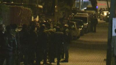 Cinnet Geçiren Adam, Eşini Vurdu, Oğlunu Rehin Aldı