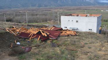Kargı'da Fırtına: Çatılar Uçtu, Ağaçlar Devrildi