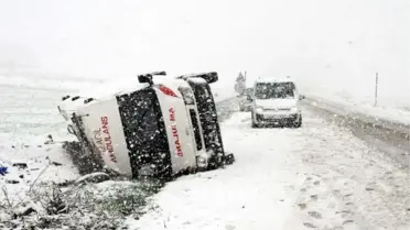 Ambulans Karlı Yolda Devrildi: 6 Yaralı