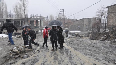 Hakkari'de Dereler Taştı, Bitlis'te Çatılar Uçtu