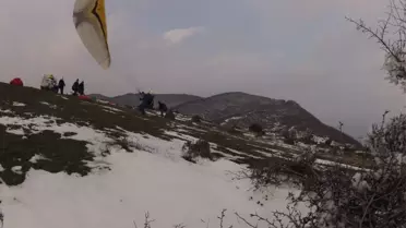 Kar Üstünde Paraşüt Keyfi