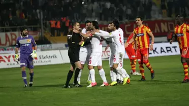Karşıyakalı Şehmus Hakemin Boğazına Sarıldı