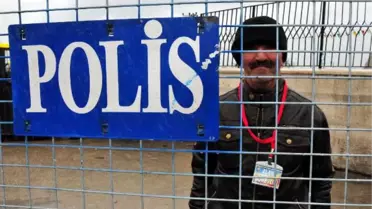 Van'da Yağmur Altındaki Nevruz Kutlamasına 30 Bin Kişi Katıldı