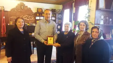 Yardımsevenler Derneği'nden Ünver'e Plaket