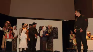 'Dönmeyi Düşünmeyenler' Tiyatro Oyunu