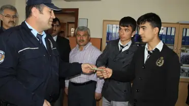İmam Hatipli Öğrenciler Bankamatik Önünde Buldukları Parayı Polise Teslim Etti