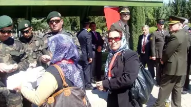 MHP'li Kadınlar Şehitliklerde Bisküvi İkramında Bulundu