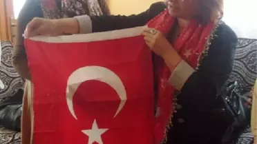 MHP'li Kadınlar Şehitlikte Bisküvi Dağıttı