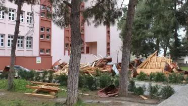 Fırtına Okulun Çatısını Uçurdu