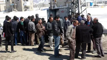 Mahallelilerden Elektrik ve Yol Tepkisi