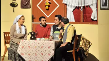 'Karanfil Kokusu' Adlı Tiyatro İlgiyle İzlendi