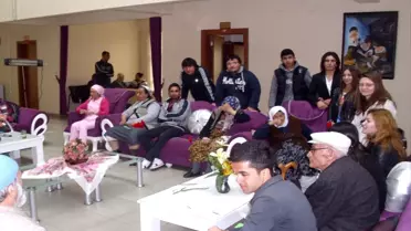 Üniversite Öğrencilerinden Yaşlılara Karanfil