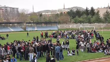 Siirt'te 5 Bin Kişi Aynı Anda Kitap Okudu