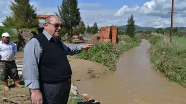 İzmir'de Aşırı Yağış Sonucu Asfalt Çöktü