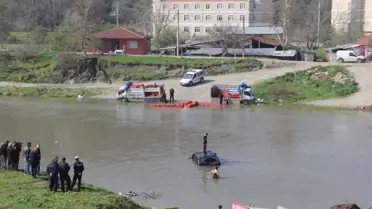Mahsur Kaldığı Derede Cipinin Üzerinde Kurtarılmayı Bekledi
