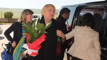 Alman Yeşiller Partisi Eşbaşkanı Claudia Roth, Yaralı Polisi Hastanede Ziyaret Etti