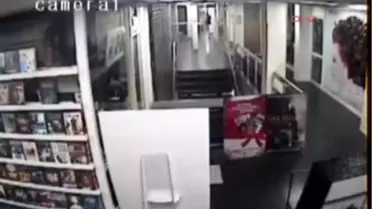 Peruk Dükkanındaki Hırsızlık Kamerada Peruk Dükkanındaki Hırsızlık Kamerada