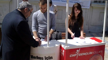CHP'li Gençlerden Başkan Çerçioğlu'na İmza Kampanyalı Destek