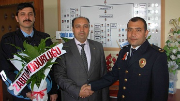 Zabıtadan Polise Çiçekli Kutlama