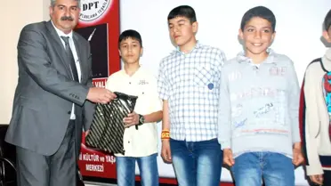 Başkan Serter'den Öğrencilere Ayakkabı Yardımı