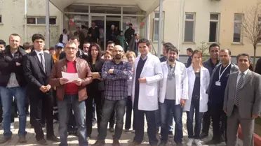 Doktorlar ve Sağlık Çalışanlarından 'Grevdeyiz-Görevdeyiz' Eylemi