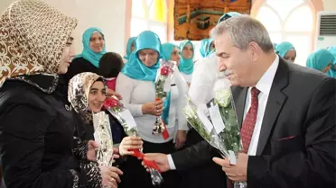 Başkan Demirtaş, Mahalle Sakinlerine Gül Dağıttı