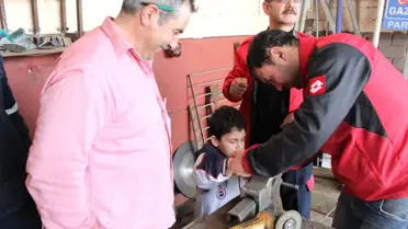 Parmağı Musluğun Aynasına Sıkışan Çocuğu İtfaiye Kurtardı