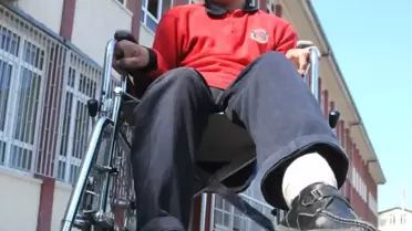 Oğlunu Yanında Olmak İçin Liseye Başladı