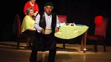 'Adım Kadın' Oyunu Yenimahalleli Tiyatro Severlerle Buluştu