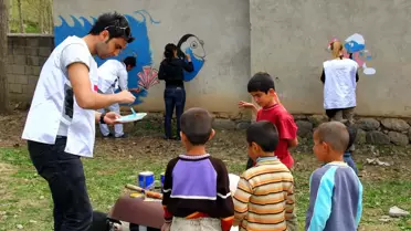 Gönül Elçisi Öğretmenler Okulları Şenlendiriyor