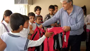 İşadamından Engelli Öğrencilere Giysi Yardımı