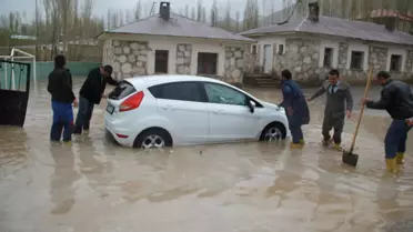 Şiddetli Yağmur Okulun Bahçesini Sular Altında Bıraktı