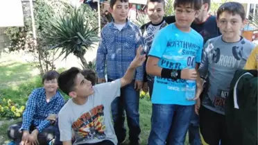 Vali, Sıcaktan Bunalan Çocukları Gölgeye Gönderdi