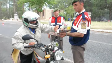 Jandarma Sürücülere Çiçek ve Lokum Dağıttı