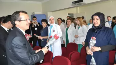 AK Parti Manisa Milletvekili Aydemir'den Hemşirelere Karanfilli Kutlama