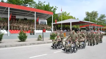 Yemin Eden Engellilere Askerden Ayakta Alkış