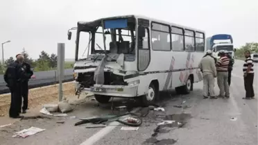 Midibüs Beton Mikserine Çarptı: 11 Yaralı