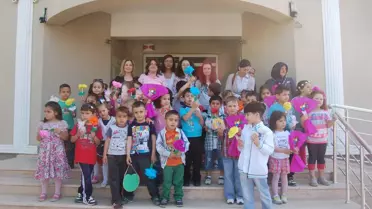 Minik Öğrenciler Annelerine Sevgi Çiçeği Verdi