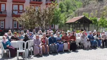 Huzurevindeki Anneler Unutulmadı