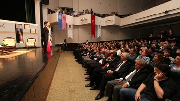 Başkan Sakallı Genç Tiyatrocuları Yalnız Bırakmadı