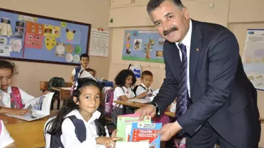 Başkan Tuna Öğrencilere Trafik Kitabı Dağıttı
