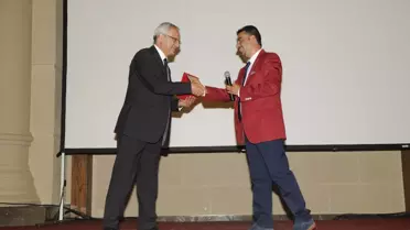 Vali İzzettin Küçük'e 'Yaşama Dokunan İnsan Ödülü'