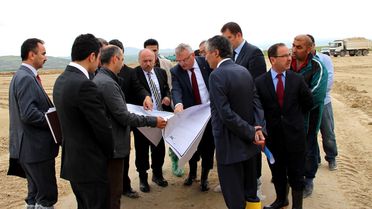 Vali Özcan, Milletvekili Filiz ile Lastik Fabrikası İnceledi