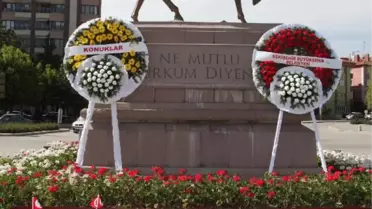 Sanatçılar Atatürk Heykeli Önünde Saygı Duruşunda Bulundu