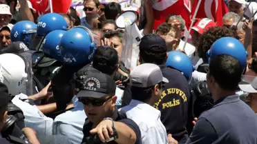 Akil İnsanlar Protestocuları Atlattı