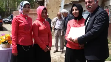 Genç Kızlar El Emeği Göz Nuru Ürünlerini Sergiledi