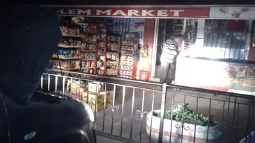 Elektrikler Kesilince Marketini Otomobil Farıyla Aydınlattı