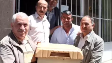 Oltu'da Arıcılara Kovan Altlığı Dağıtıldı